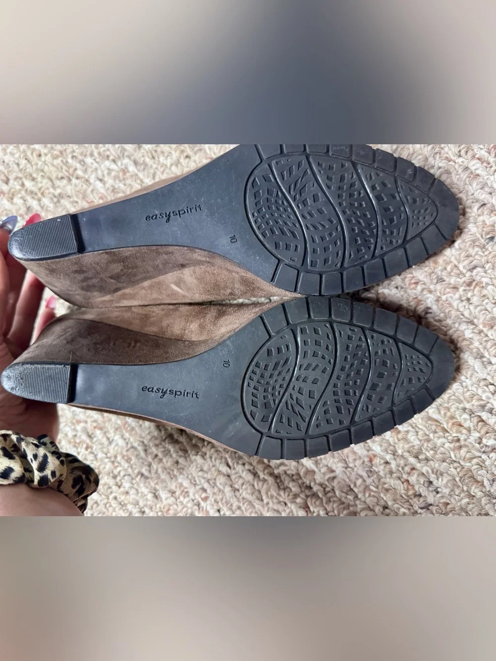Easy Spirit Taupe Suede Round-Toe Wedge Heels – Women’s Size 10
